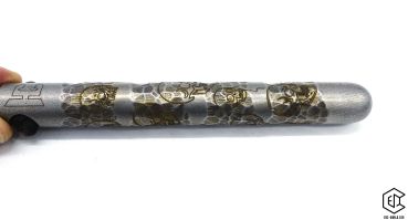 Handgeschmiedeter Kubotan HC-22-2 Unikat (Custom Made) von vorne auf weißem Hintergrund. Seriennummer SN sichtbar, Totenkopf-Gravur, schwarzer Paracord-Fangriemen, 3 Bohrungen. GPSR: Chargennummer/Hersteller SN für Rückverfolgbarkeit. Nur als Grifffestige